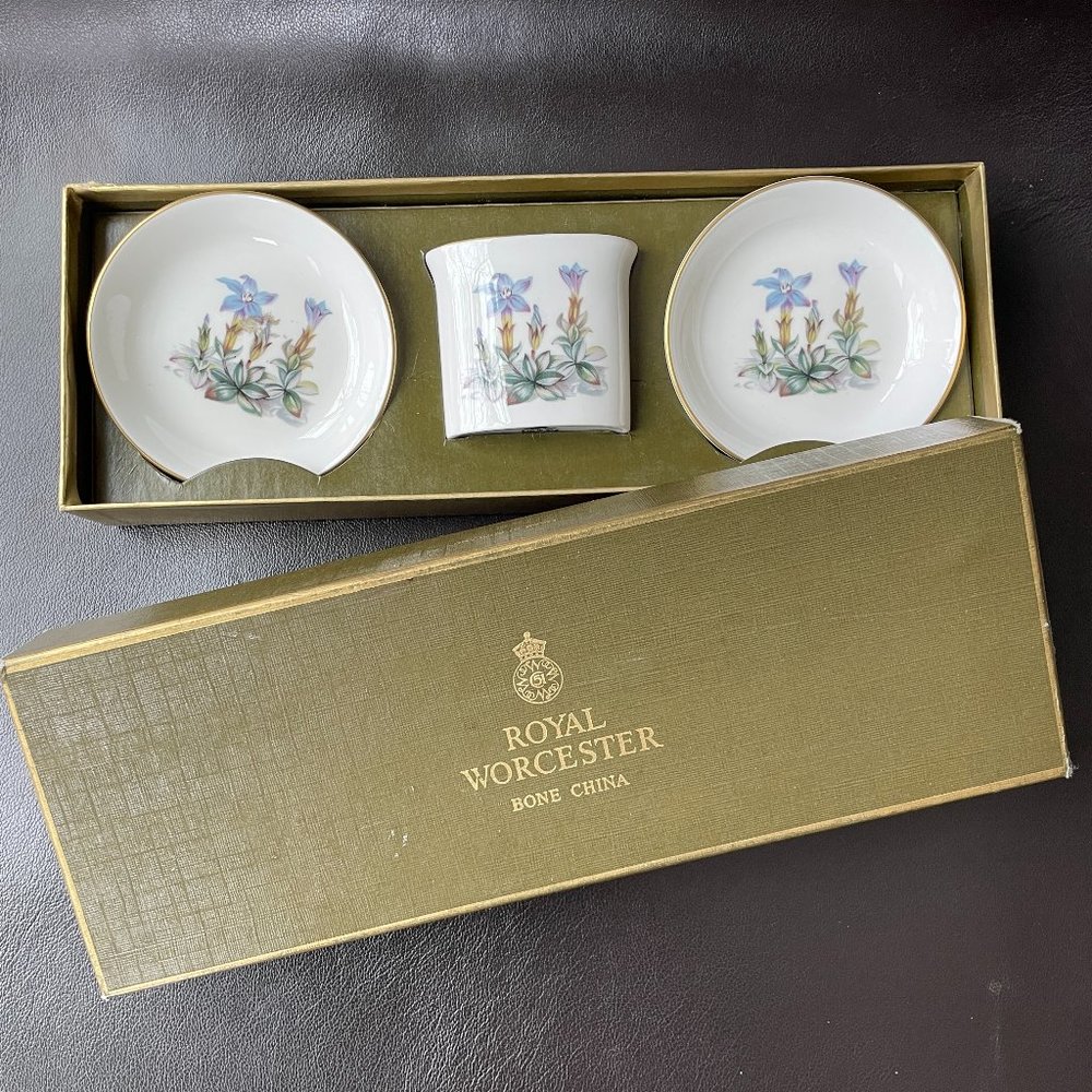 Boxed set Royal Worcester bone china cigarette holder & 2 ashtrays